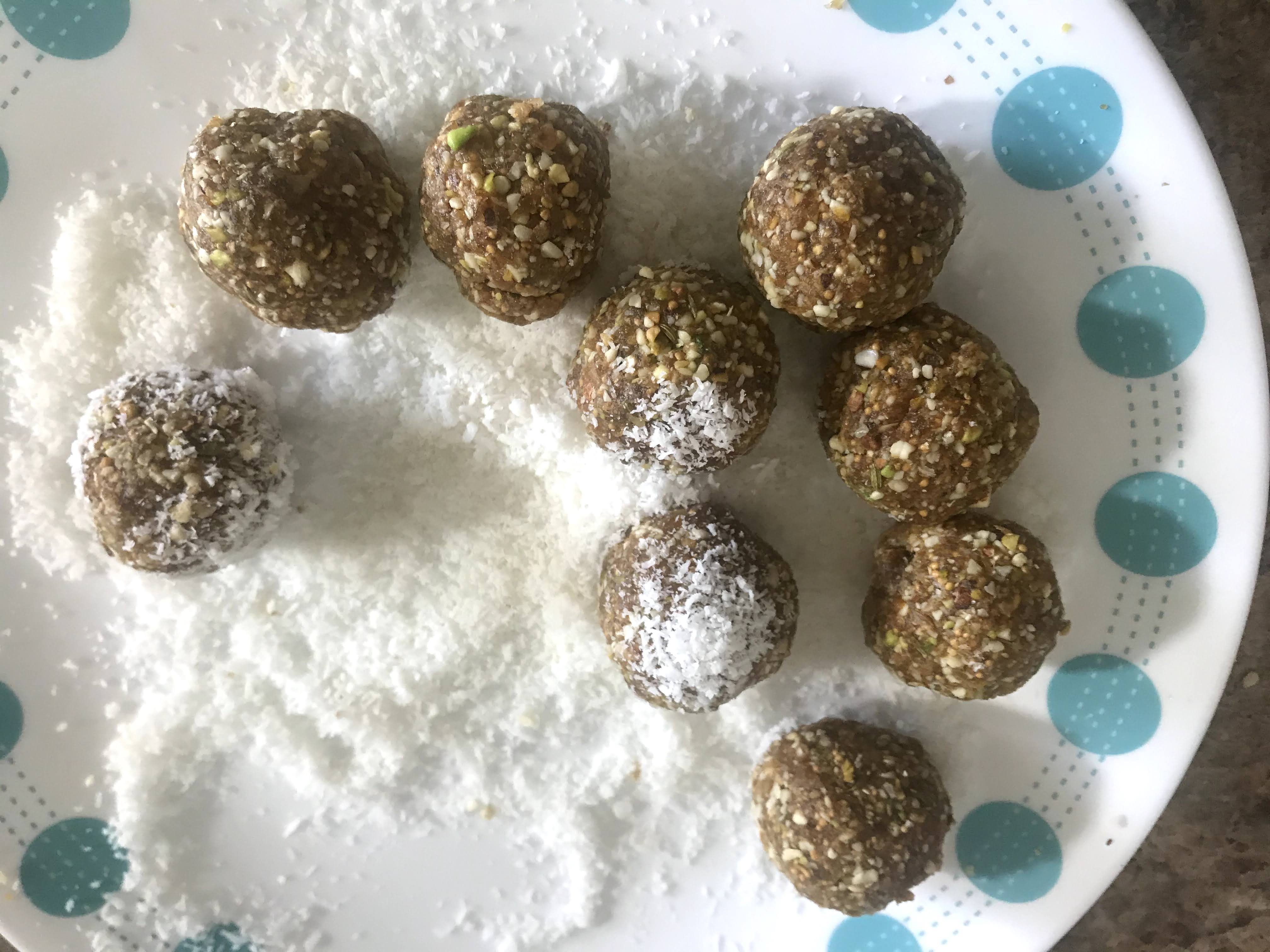 Apricot Fig Bliss Balls {Energy Bites Recipe} I Cotter Crunch