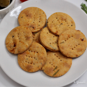 Baked Parmesan and Sun-dried Tomato Crackers
